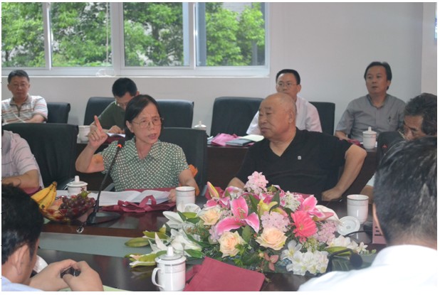 圖為協(xié)會副理事長，原安徽大學副校長陳慧霞女士在會上發(fā)言